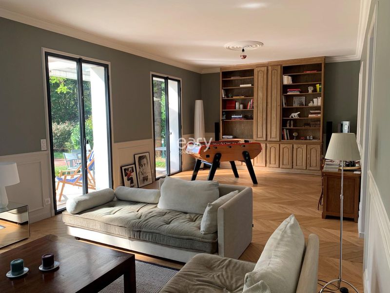 house with garden available for filming in Paris, France with excellent natural light and spacious outdoor area